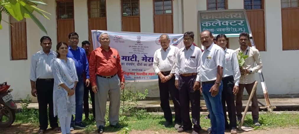 यूनिवर्सिटी के कुलपति ने जेठा के सरकारी कॉलेज में पहुंचकर कारगिल विजय दिवस पर किया वृक्षारोपण,महाविद्यालय परिवार ने किया था मेरी माटी- मेरा देश कार्यक्रम का आयोजन, शहीद नंद कुमार पटेल विश्वविद्यालय रायगढ़ से सबंधता है जेठा के सरकारी कॉलेज की kshititech