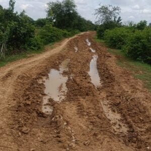 <em>3 किलोमीटर जर्जर सड़क के चलते 23 किलोमीटर की यात्रा करनी पड़ती है ग्रामीणों को, पासीद से किरारी,बासीन तक सड़क निर्माण की मांग करी ग्रामीणों ने, जर्जर सड़क के चलते बरसात में गांव का टूट जाता है संपर्क</em> kshititech