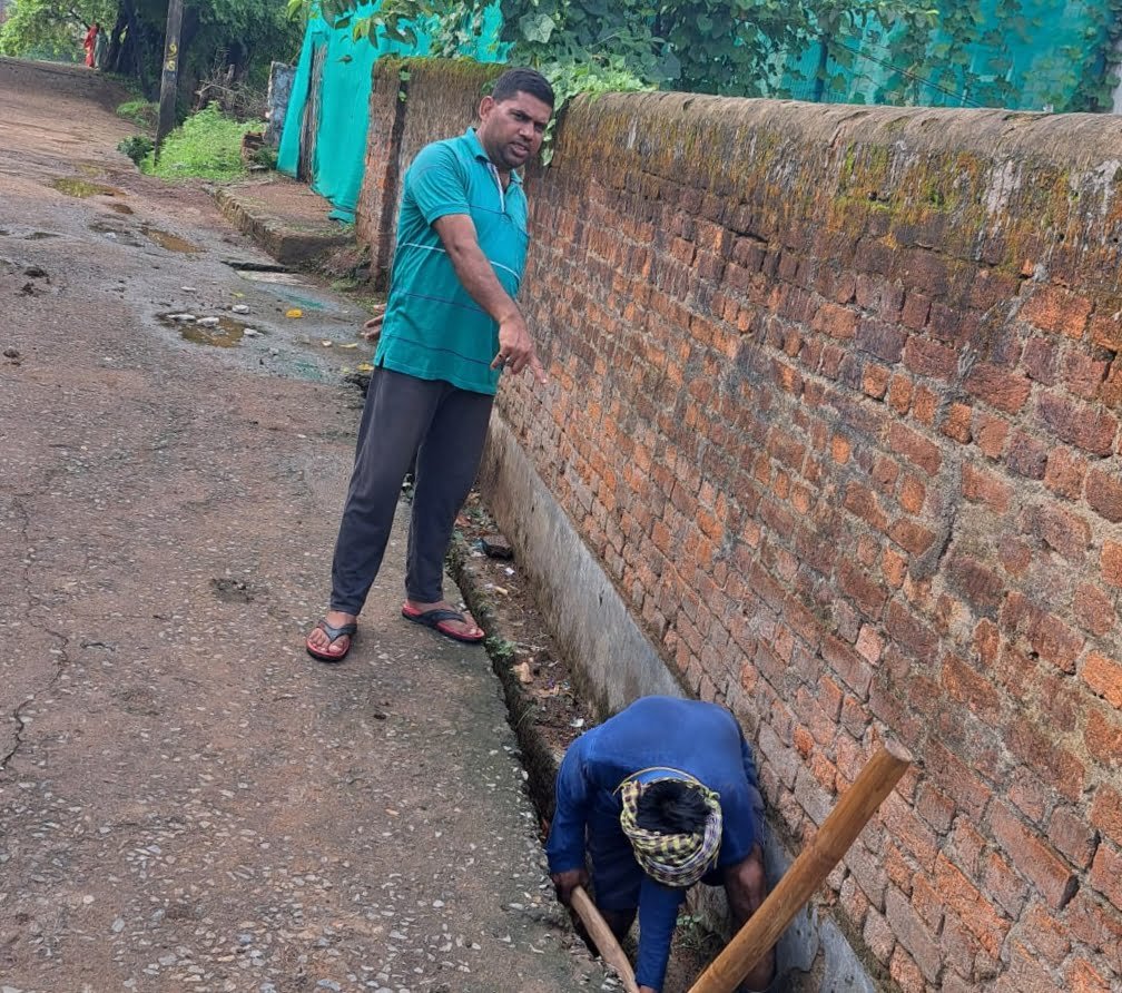 <em>नगर पंचायत अड़भार में बारिश मौसम को देखते हुए सफाई अभियान जोरों से, सीएमओ के निर्देश पर सफाई दरोगा विकास देवांगन स्वच्छता मित्रों के साथ जुटे हैं सफाई में</em>, नगर पंचायत अध्यक्ष,विधायक प्रतिनिधि सहित जनप्रतिनिधि भी देते हैं स्वच्छता को लेकर अपना योगदान, शहर स्वच्छता को लेकर प्रदेश में अग्रणी स्थान पर kshititech