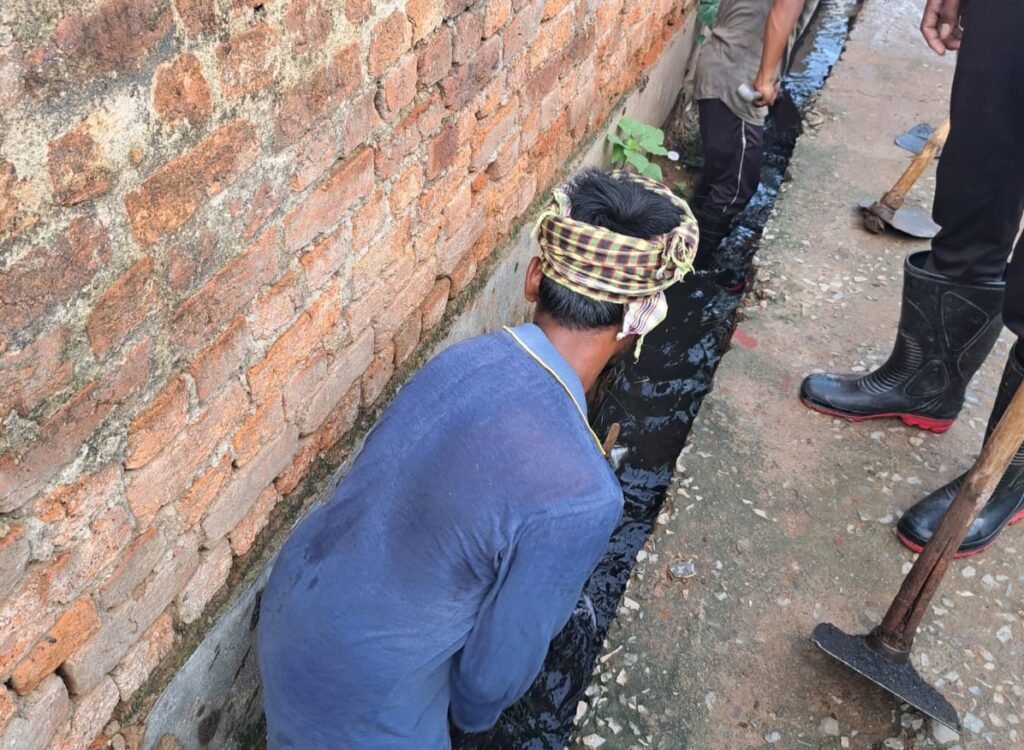 <em>नगर पंचायत अड़भार में बारिश मौसम को देखते हुए सफाई अभियान जोरों से, सीएमओ के निर्देश पर सफाई दरोगा विकास देवांगन स्वच्छता मित्रों के साथ जुटे हैं सफाई में</em>, नगर पंचायत अध्यक्ष,विधायक प्रतिनिधि सहित जनप्रतिनिधि भी देते हैं स्वच्छता को लेकर अपना योगदान, शहर स्वच्छता को लेकर प्रदेश में अग्रणी स्थान पर kshititech