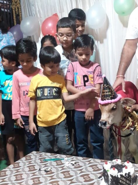 बच्चों की तरह मनाया नवजात बछड़े का जन्मदिन-- <em>श्रावण मास में जन्मे गाय के बछड़े का जन्मदिन उत्साह से मनाया सीएमओ आनंद राय ने,आनंद राय ने कहा- यह हमारे परिवार के लिए गौरवशाली क्षण</em>, घर के बच्चों ने भाई की तरह मनाया नवजात बछड़े का जन्मदिन, गुब्बारे भी लगे, केक भी कटा, लोगों को करवाया गया स्वल्पाहार भी बच्चों की तरह मनाया नवजात बछड़े का जन्मदिन-- <em>श्रावण मास में जन्मे गाय के बछड़े का जन्मदिन उत्साह से मनाया सीएमओ आनंद राय ने,आनंद राय ने कहा- यह हमारे परिवार के लिए गौरवशाली क्षण</em>, घर के बच्चों ने भाई की तरह मनाया नवजात बछड़े का जन्मदिन, गुब्बारे भी लगे, केक भी कटा, लोगों को करवाया गया स्वल्पाहार भी kshititech