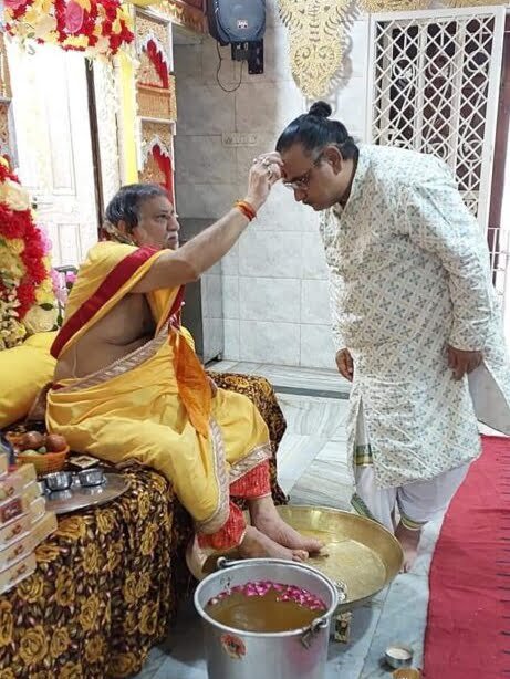 <em>श्री राधा मदन मोहन मंदिर बाराद्वार में गुरु पूर्णिमा महोत्सव मना हर्षोल्लास के साथ,गोस्वामी गोविंद बाबा से आशीर्वाद प्राप्त करने पहुंचे भक्तजन</em>, तीन पीढ़ी की गुरु- शिष्य परंपरा का हुआ निर्वहन, कोलकाता, उड़ीसा, सहित विभिन्न राज्यों से पहुंचे शिष्य, आचार्य बांके बिहारी गोस्वामी एवं आचार्य पवन कृष्ण गोस्वामी के शिष्यों ने भी किया गुरु पूजन kshititech