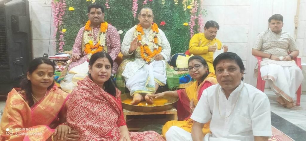 <em>श्री राधा मदन मोहन मंदिर बाराद्वार में गुरु पूर्णिमा महोत्सव मना हर्षोल्लास के साथ,गोस्वामी गोविंद बाबा से आशीर्वाद प्राप्त करने पहुंचे भक्तजन</em>, तीन पीढ़ी की गुरु- शिष्य परंपरा का हुआ निर्वहन, कोलकाता, उड़ीसा, सहित विभिन्न राज्यों से पहुंचे शिष्य, आचार्य बांके बिहारी गोस्वामी एवं आचार्य पवन कृष्ण गोस्वामी के शिष्यों ने भी किया गुरु पूजन kshititech