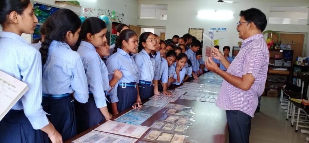 <em>प्राचीन सिक्कों एवं विशेष सीरीज के नोटों को देखने का अवसर मिला जिंदल वर्ल्ड स्कूल शक्ति के बच्चों को, शक्ति के हरिओम अग्रवाल ने जिंदल वर्ल्ड स्कूल में लगाई प्रदर्शनी, बच्चों को शिक्षा के साथ-साथ दुर्लभ चीजो से भी कराया जा रहा अवगत</em>, हरिओम ने किया विद्यालय के विद्यार्थियों का उत्साह वर्धन, बच्चों ने भी कहा-- हमने कभी नहीं देखी ऐसी अनोखी दुर्लभ चीजें <em>प्राचीन सिक्कों एवं विशेष सीरीज के नोटों को देखने का अवसर मिला जिंदल वर्ल्ड स्कूल शक्ति के बच्चों को, शक्ति के हरिओम अग्रवाल ने जिंदल वर्ल्ड स्कूल में लगाई प्रदर्शनी, बच्चों को शिक्षा के साथ-साथ दुर्लभ चीजो से भी कराया जा रहा अवगत</em>, हरिओम ने किया विद्यालय के विद्यार्थियों का उत्साह वर्धन, बच्चों ने भी कहा-- हमने कभी नहीं देखी ऐसी अनोखी दुर्लभ चीजें kshititech