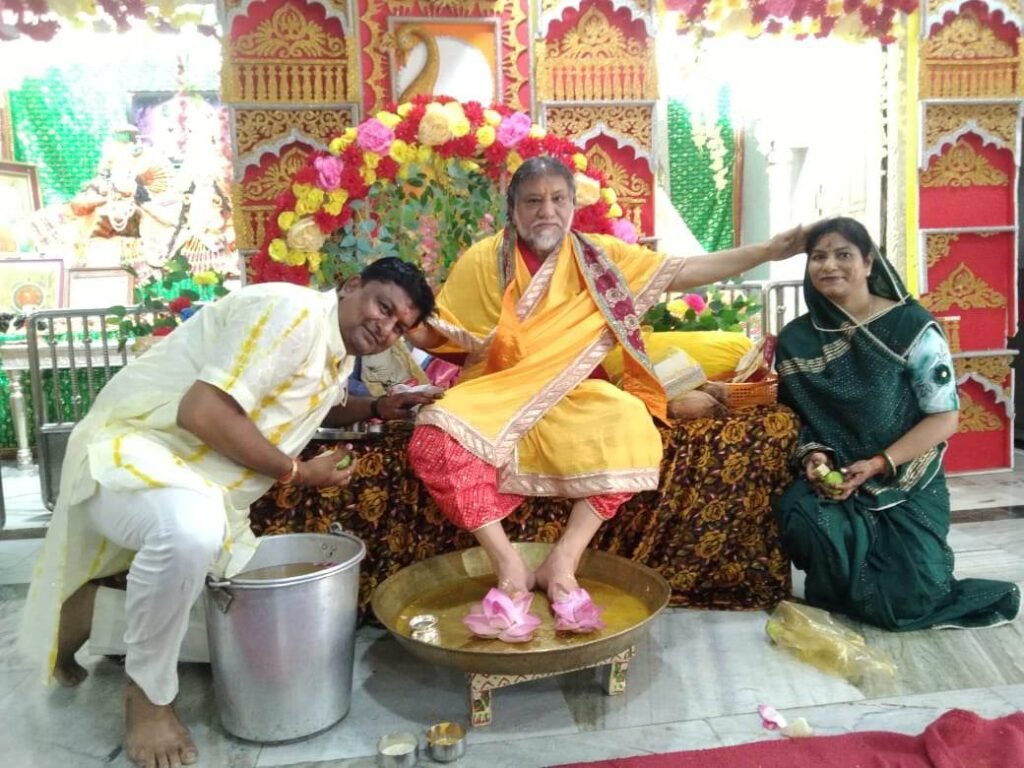 <em>श्री राधा मदन मोहन मंदिर बाराद्वार में गुरु पूर्णिमा महोत्सव मना हर्षोल्लास के साथ,गोस्वामी गोविंद बाबा से आशीर्वाद प्राप्त करने पहुंचे भक्तजन</em>, तीन पीढ़ी की गुरु- शिष्य परंपरा का हुआ निर्वहन, कोलकाता, उड़ीसा, सहित विभिन्न राज्यों से पहुंचे शिष्य, आचार्य बांके बिहारी गोस्वामी एवं आचार्य पवन कृष्ण गोस्वामी के शिष्यों ने भी किया गुरु पूजन kshititech