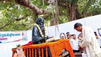 <em>गुरुदेव रवींद्रनाथ टैगोर की पुण्यतिथि पर विधानसभा अध्यक्ष डॉ. चरणदास महंत ने स्मरण करते हुए किया नमन, राष्ट्रगान के रचयिता थे रविंद्र नाथ टैगोर जी</em>,महंत जी ने कहा-- रविंद्रनाथ जी ने करी थी शांतिनिकेतन की स्थापना kshititech