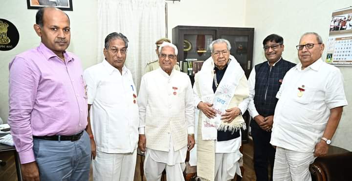 तोड़फोड़ की घटना से आक्रोशित अग्रवाल संगठन-- <em>अखिल भारतीय अग्रवाल संगठन </em>छत्तीसगढ़ इकाई <em>ने बरगढ़ की घटना को लेकर छत्तीसगढ़ के राज्यपाल को सोपा ज्ञापन,शाल- श्रीफल से किया महामहिम राज्यपाल का सम्मान, राष्ट्रीय कार्यकारी अध्यक्ष बाबूजी सियाराम अग्रवाल के नेतृत्व में प्रतिनिधिमंडल पहुंच राजभवन</em> तोड़फोड़ की घटना से आक्रोशित अग्रवाल संगठन-- <em>अखिल भारतीय अग्रवाल संगठन </em>छत्तीसगढ़ इकाई <em>ने बरगढ़ की घटना को लेकर छत्तीसगढ़ के राज्यपाल को सोपा ज्ञापन,शाल- श्रीफल से किया महामहिम राज्यपाल का सम्मान, राष्ट्रीय कार्यकारी अध्यक्ष बाबूजी सियाराम अग्रवाल के नेतृत्व में प्रतिनिधिमंडल पहुंच राजभवन</em> kshititech