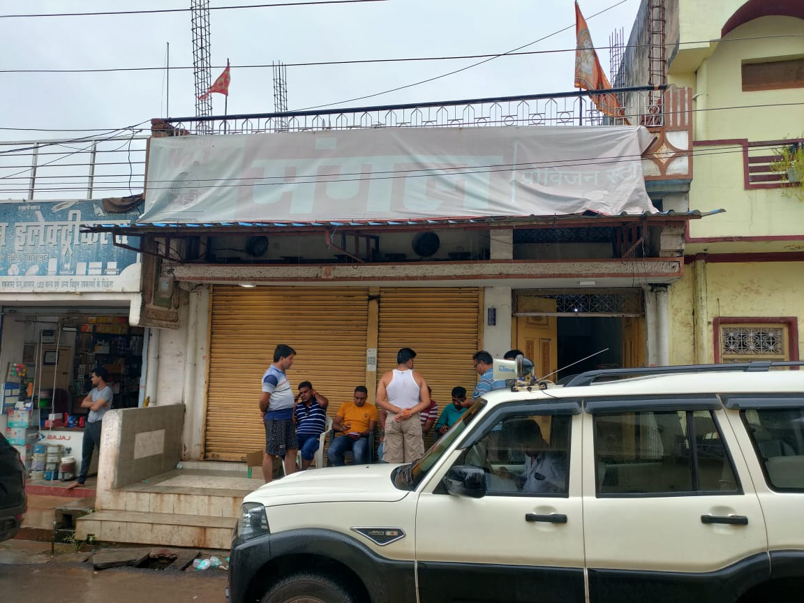 <em>बाराद्वार के रिहायशी इलाके में चोरों ने बोला धावा, लाखों रुपए की चोरी-- पुलिस जुटी मामले की तफ्तीश में, 1 अगस्त की दरमियानी रात्रि हुई चोरी की बड़ी घटना, सूने मकानों को टारगेट बना रहे चोर</em>, पूर्व नगर पंचायत उपाध्यक्ष जयकिशन केडिया के परिवार में हुई चोरी की बड़ी घटना <em>बाराद्वार के रिहायशी इलाके में चोरों ने बोला धावा, लाखों रुपए की चोरी-- पुलिस जुटी मामले की तफ्तीश में, 1 अगस्त की दरमियानी रात्रि हुई चोरी की बड़ी घटना, सूने मकानों को टारगेट बना रहे चोर</em>, पूर्व नगर पंचायत उपाध्यक्ष जयकिशन केडिया के परिवार में हुई चोरी की बड़ी घटना kshititech