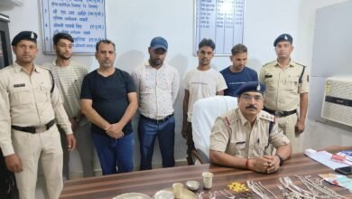 <em>डभरा पुलिस की बड़ी सफलता-- तीन स्थानों पर सोने,चांदी के जेवरात एवं नकदी रकम चुराने वाले चोरों को पुलिस ने किया गिरफ्तार,लाखों का माल बरामद, नव पदस्थ टीआई नरेंद्र यादव की सक्रियता से अपराधों के मामले में हो रही त्वरित कार्रवाई</em> kshititech