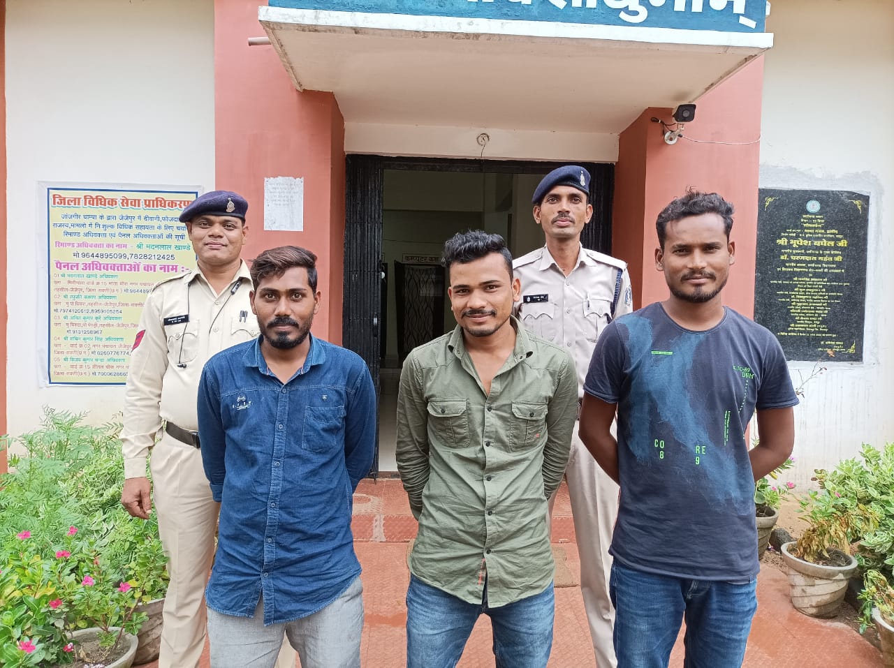 <em>शक्ति जिले में ठेकेदार से मारपीट कर पैसा मांगने वाले एवं जान से मारने की धमकी देने वाले तीन आरोपी चढ़े पुलिस के हत्थे</em>, पैसे ना देने पर जान से मारने की दी थी धमकी, पुलिस की त्वरित कार्रवाई से निर्माण एजेंसी को मिली राहत <em>शक्ति जिले में ठेकेदार से मारपीट कर पैसा मांगने वाले एवं जान से मारने की धमकी देने वाले तीन आरोपी चढ़े पुलिस के हत्थे</em>, पैसे ना देने पर जान से मारने की दी थी धमकी, पुलिस की त्वरित कार्रवाई से निर्माण एजेंसी को मिली राहत kshititech