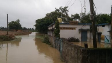 बारिश से तरबतर हुआ सरकारी स्कूल-- <em>शक्ति विकासखंड के बगबुढ़वा का प्राइमरी स्कूल डूब गया बारिश में, आने-जाने का रास्ता हुआ बंद</em>, बारिश के मौसम में जिले के अनेकों स्कूल परिसर में भरता है भारी पानी kshititech