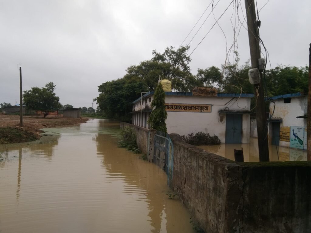 बारिश से तरबतर हुआ सरकारी स्कूल-- <em>शक्ति विकासखंड के बगबुढ़वा का प्राइमरी स्कूल डूब गया बारिश में, आने-जाने का रास्ता हुआ बंद</em>, बारिश के मौसम में जिले के अनेकों स्कूल परिसर में भरता है भारी पानी kshititech