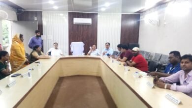 <em>शहर में आवारा घुमंतू पशुओं के लिए नगर पालिका ने करी बैठक, रेडियम पट्टी लगाने का जारी रहेगा कार्य, मितान सेंटर की सेवाओं को लेकर पार्षदों को दी गई जानकारी, सीएमओ संजय सिंह ने कहा- जन सहयोग से ही शहर में घुमंतू आवारा पशुओं को किया जा सकेगा व्यवस्थित</em> kshititech