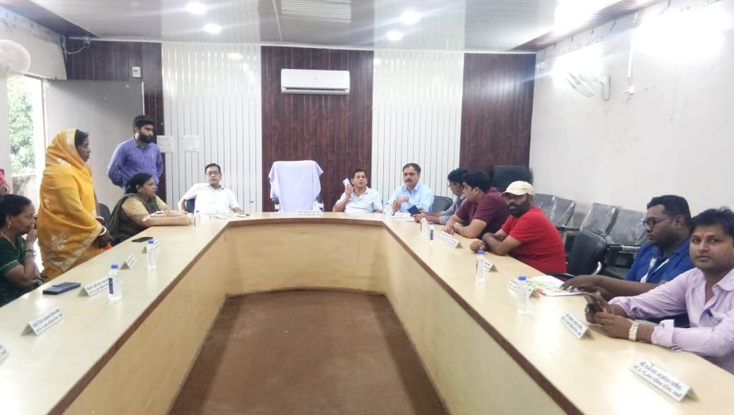 <em>शहर में आवारा घुमंतू पशुओं के लिए नगर पालिका ने करी बैठक, रेडियम पट्टी लगाने का जारी रहेगा कार्य, मितान सेंटर की सेवाओं को लेकर पार्षदों को दी गई जानकारी, सीएमओ संजय सिंह ने कहा- जन सहयोग से ही शहर में घुमंतू आवारा पशुओं को किया जा सकेगा व्यवस्थित</em> kshititech