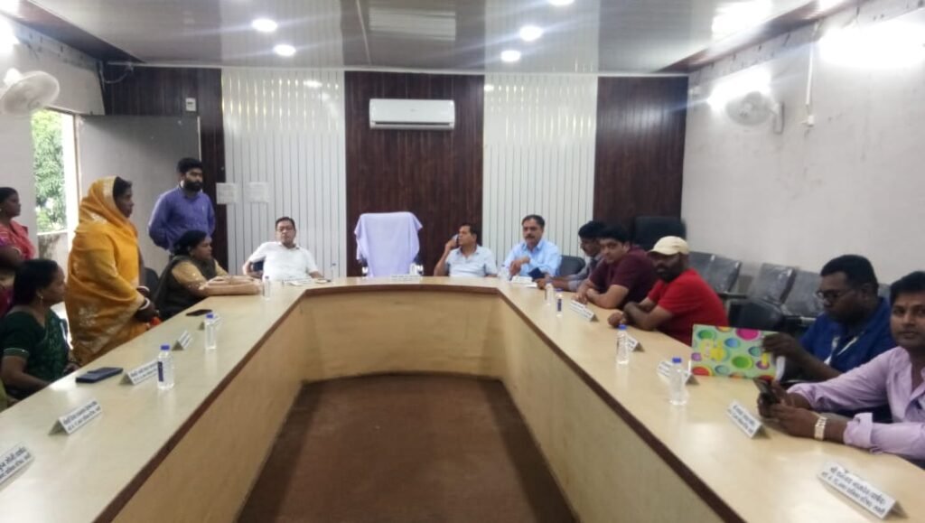 <em>शहर में आवारा घुमंतू पशुओं के लिए नगर पालिका ने करी बैठक, रेडियम पट्टी लगाने का जारी रहेगा कार्य, मितान सेंटर की सेवाओं को लेकर पार्षदों को दी गई जानकारी, सीएमओ संजय सिंह ने कहा- जन सहयोग से ही शहर में घुमंतू आवारा पशुओं को किया जा सकेगा व्यवस्थित</em> kshititech