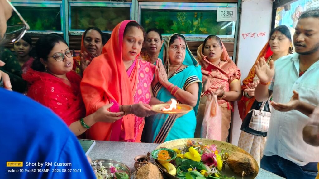 <em>श्रावणी मास पर विशेष-- एक लोटा जल सभी समस्याओं का हल, शक्ति शहर में प्रत्येक सोमवार को हो रहा भोलेनाथ का विशेष आयोजन, कलार समाज की शिवभक्त महिलाएं हुई शामिल</em> kshititech