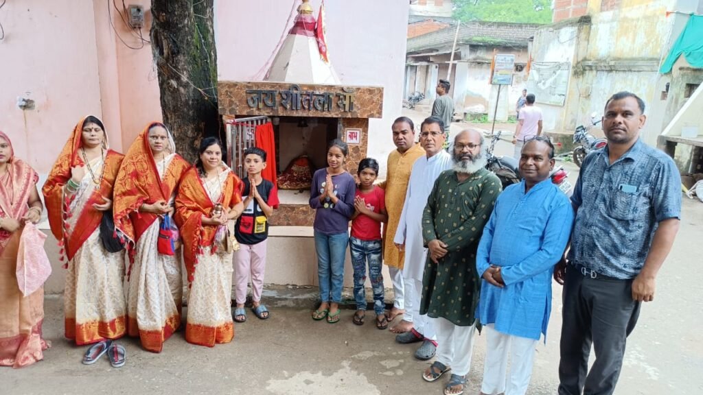 <em>श्रावणी मास पर विशेष-- एक लोटा जल सभी समस्याओं का हल, शक्ति शहर में प्रत्येक सोमवार को हो रहा भोलेनाथ का विशेष आयोजन, कलार समाज की शिवभक्त महिलाएं हुई शामिल</em> kshititech