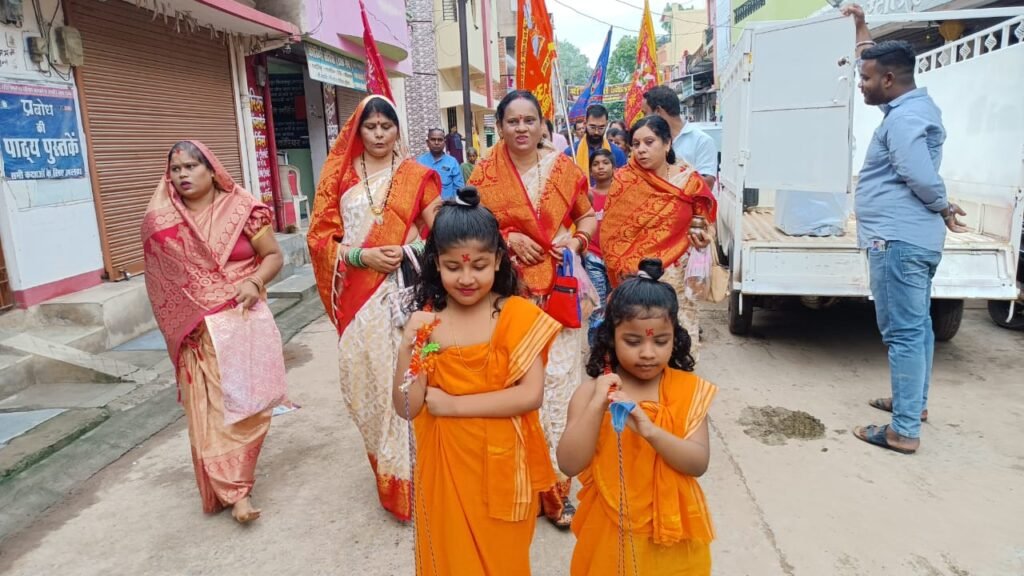 <em>श्रावणी मास पर विशेष-- एक लोटा जल सभी समस्याओं का हल, शक्ति शहर में प्रत्येक सोमवार को हो रहा भोलेनाथ का विशेष आयोजन, कलार समाज की शिवभक्त महिलाएं हुई शामिल</em> kshititech