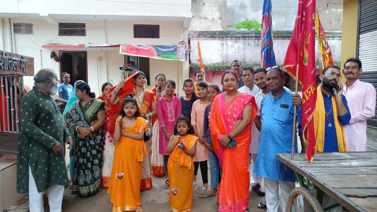 <em>श्रावणी मास पर विशेष-- एक लोटा जल सभी समस्याओं का हल, शक्ति शहर में प्रत्येक सोमवार को हो रहा भोलेनाथ का विशेष आयोजन, कलार समाज की शिवभक्त महिलाएं हुई शामिल</em> kshititech