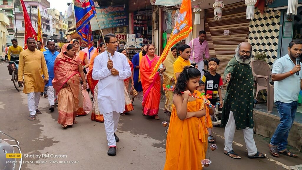 <em>श्रावणी मास पर विशेष-- एक लोटा जल सभी समस्याओं का हल, शक्ति शहर में प्रत्येक सोमवार को हो रहा भोलेनाथ का विशेष आयोजन, कलार समाज की शिवभक्त महिलाएं हुई शामिल</em> kshititech