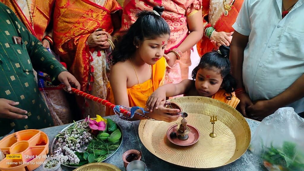 <em>श्रावणी मास पर विशेष-- एक लोटा जल सभी समस्याओं का हल, शक्ति शहर में प्रत्येक सोमवार को हो रहा भोलेनाथ का विशेष आयोजन, कलार समाज की शिवभक्त महिलाएं हुई शामिल</em> kshititech