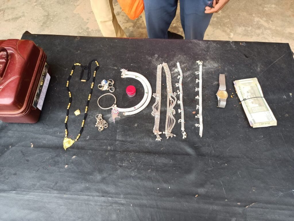 <em>सोने चांदी के जेवरात एवं नगदी रकम चुराने वाले आरोपी चढ़े पुलिस के हत्थे,पुलिस की बड़ी सफलता</em>, शक्ति जिले में चोरों और अपराधियों की आ गई शामत, पुलिस हुई सक्रिय, निरंतर चोरी की घटनाओं में पुलिस को मिल रही बड़ी सफलता kshititech