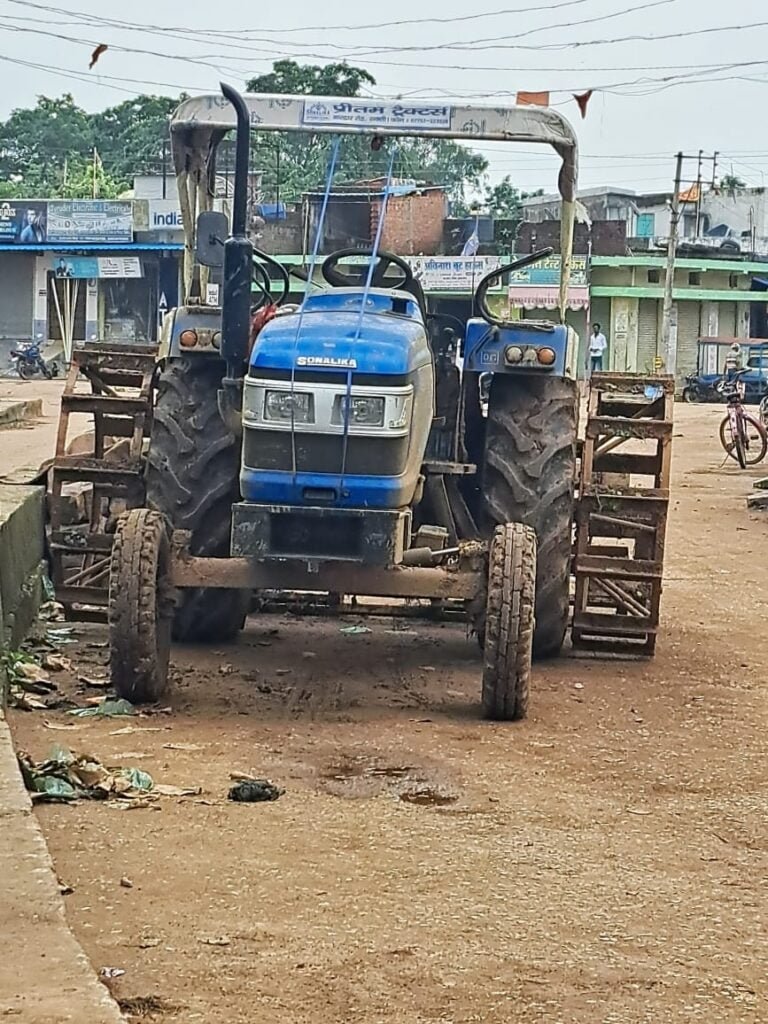 अड़भार शहर में <em>केन्चव्हील लगे ट्रैक्टरों के शहर की सड़कों पर चलने से सी सी सड़के हो रही खराब, प्रशासन ने करी चिंता व्यक्त</em>, लोहे के दबाव से सड़क समय पूर्व ही हो जाती है अनूपयोगी kshititech