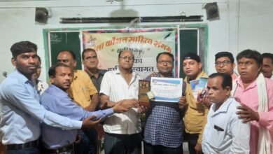 मित्रता दिवस पर साहित्यकारों का जमावड़ा-- <em>बाराद्वार में बही काव्य रस की धारा,मित्रता दिवस पर कला कौशल साहित्य संगम छत्तीसगढ़ का हुआ आयोजन, जिला अध्यक्ष रमेश सिंघानिया के नेतृत्व में आयोजन में पधारे प्रदेश के विभिन्न स्थानों से साहित्यकार</em> kshititech