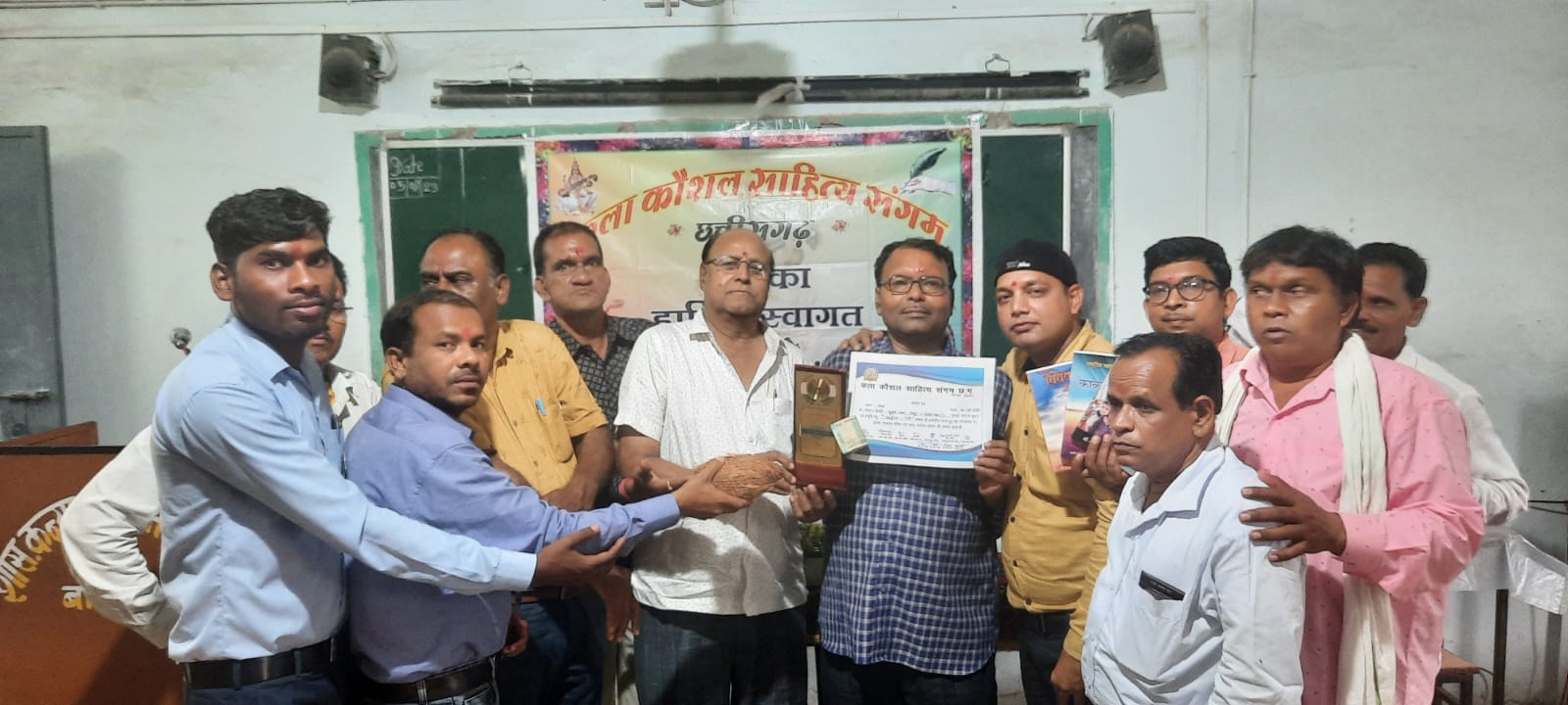 मित्रता दिवस पर साहित्यकारों का जमावड़ा-- <em>बाराद्वार में बही काव्य रस की धारा,मित्रता दिवस पर कला कौशल साहित्य संगम छत्तीसगढ़ का हुआ आयोजन, जिला अध्यक्ष रमेश सिंघानिया के नेतृत्व में आयोजन में पधारे प्रदेश के विभिन्न स्थानों से साहित्यकार</em> मित्रता दिवस पर साहित्यकारों का जमावड़ा-- <em>बाराद्वार में बही काव्य रस की धारा,मित्रता दिवस पर कला कौशल साहित्य संगम छत्तीसगढ़ का हुआ आयोजन, जिला अध्यक्ष रमेश सिंघानिया के नेतृत्व में आयोजन में पधारे प्रदेश के विभिन्न स्थानों से साहित्यकार</em> kshititech