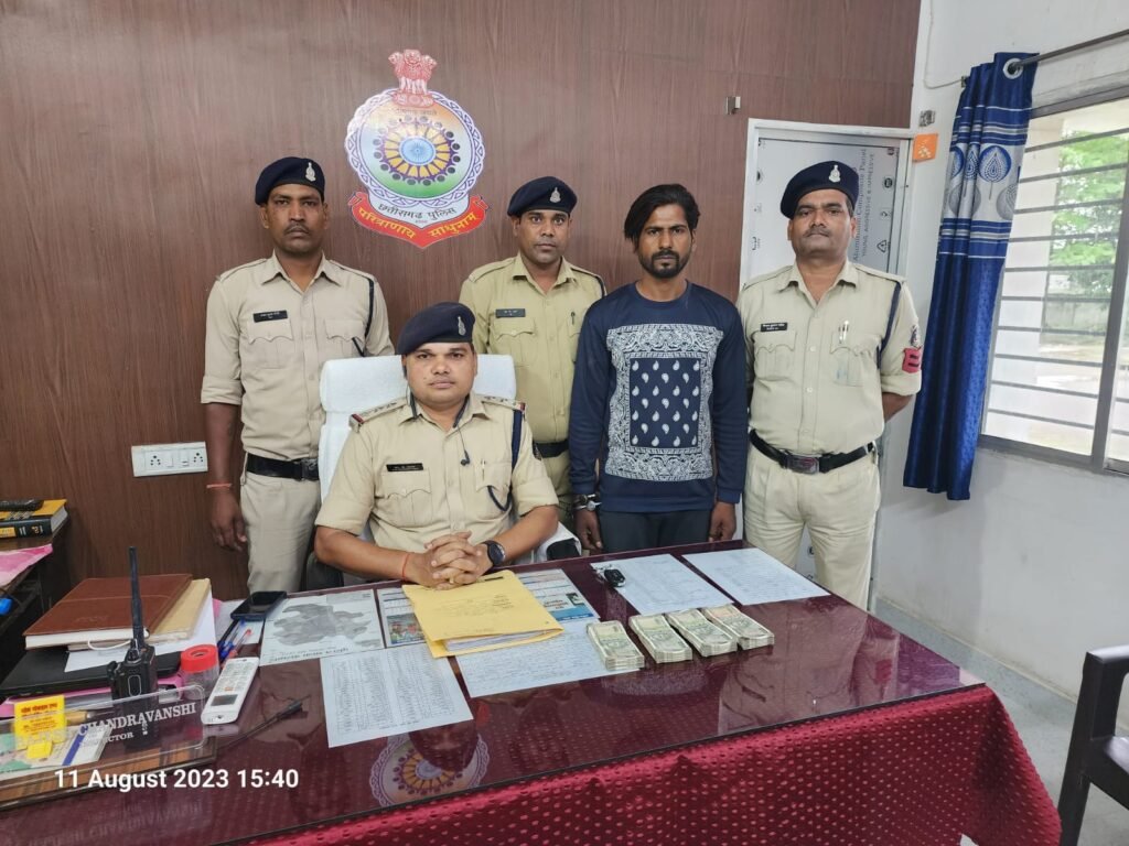 बाराद्वार की चोरी का चोर जम्मू में गिरफ्तार--<em>केडिया निवास में हुई चोरी में फिर से मिली पुलिस को बड़ी सफलता,जम्मू से गिरफ्तार हुआ चोरी का आरोपी विनोद,02 लाख रुपये हुए विनोद से बरामद, बाराद्वार पुलिस की सक्रियता से अपराधियों तक पहुंचे पुलिस के हाथ</em>, शहर वासियों ने किया पुलिस का आभार व्यक्त kshititech