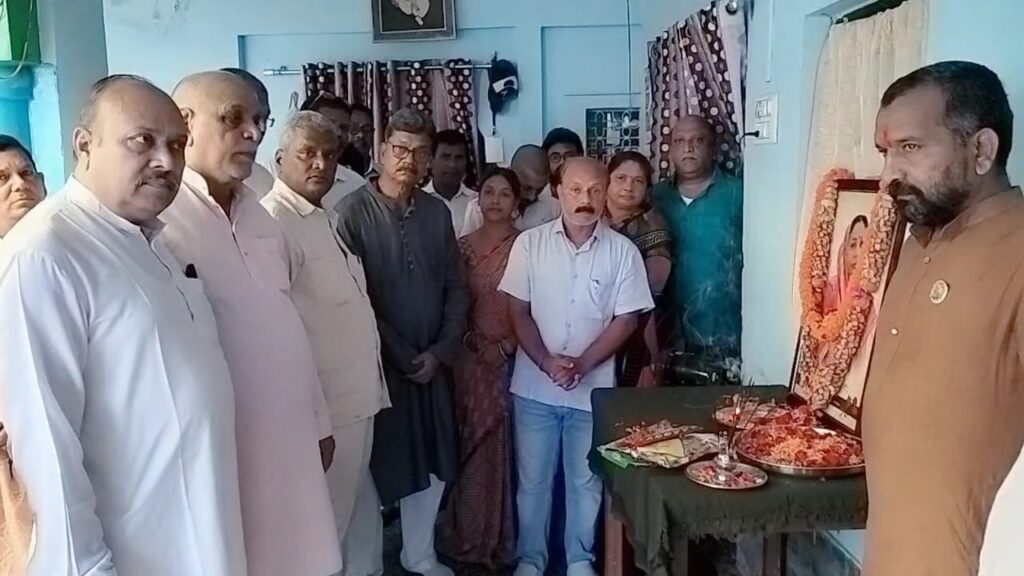 <em>विधानसभा अध्यक्ष महंत ने दी पोरथा पहुंचकर दी स्व.कुमुद राठौर को श्रद्धांजलि, विकासखंड शिक्षा अधिकारी के पी राठौर की धर्मपत्नी थी कुमुद राठौर, राठौर परिवार के वरिष्ठ जनों से मिलकर व्यक्त की संवेदनाएं</em> <em>विधानसभा अध्यक्ष महंत ने दी पोरथा पहुंचकर दी स्व.कुमुद राठौर को श्रद्धांजलि, विकासखंड शिक्षा अधिकारी के पी राठौर की धर्मपत्नी थी कुमुद राठौर, राठौर परिवार के वरिष्ठ जनों से मिलकर व्यक्त की संवेदनाएं</em> kshititech