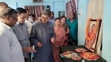 <em>विधानसभा अध्यक्ष महंत ने दी पोरथा पहुंचकर दी स्व.कुमुद राठौर को श्रद्धांजलि, विकासखंड शिक्षा अधिकारी के पी राठौर की धर्मपत्नी थी कुमुद राठौर, राठौर परिवार के वरिष्ठ जनों से मिलकर व्यक्त की संवेदनाएं</em> kshititech