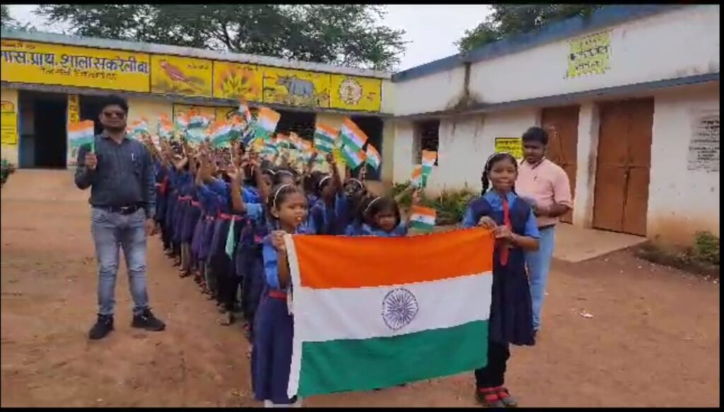 देश भक्ति में लीन हुए विद्यार्थी--<em>शासकीय प्राथमिक शाला सकरेली बा में बच्चों ने चलाया हर घर तिरंगा अभियान, मेरी माटी, मेरा देश को लेकर बच्चों में देखा राष्ट्र भक्ति के प्रति अपार उत्साह, केंद्रीय संस्कृति मंत्रालय के निर्देश पर आयोजित था कार्यक्रम</em> देश भक्ति में लीन हुए विद्यार्थी--<em>शासकीय प्राथमिक शाला सकरेली बा में बच्चों ने चलाया हर घर तिरंगा अभियान, मेरी माटी, मेरा देश को लेकर बच्चों में देखा राष्ट्र भक्ति के प्रति अपार उत्साह, केंद्रीय संस्कृति मंत्रालय के निर्देश पर आयोजित था कार्यक्रम</em> kshititech