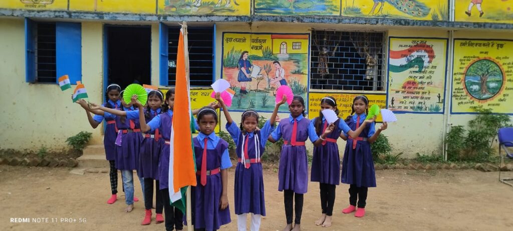 देश भक्ति में लीन हुए विद्यार्थी--<em>शासकीय प्राथमिक शाला सकरेली बा में बच्चों ने चलाया हर घर तिरंगा अभियान, मेरी माटी, मेरा देश को लेकर बच्चों में देखा राष्ट्र भक्ति के प्रति अपार उत्साह, केंद्रीय संस्कृति मंत्रालय के निर्देश पर आयोजित था कार्यक्रम</em> देश भक्ति में लीन हुए विद्यार्थी--<em>शासकीय प्राथमिक शाला सकरेली बा में बच्चों ने चलाया हर घर तिरंगा अभियान, मेरी माटी, मेरा देश को लेकर बच्चों में देखा राष्ट्र भक्ति के प्रति अपार उत्साह, केंद्रीय संस्कृति मंत्रालय के निर्देश पर आयोजित था कार्यक्रम</em> kshititech