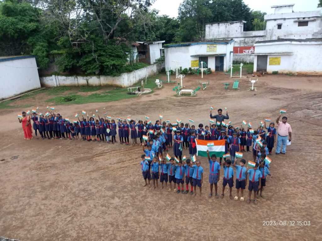 देश भक्ति में लीन हुए विद्यार्थी--<em>शासकीय प्राथमिक शाला सकरेली बा में बच्चों ने चलाया हर घर तिरंगा अभियान, मेरी माटी, मेरा देश को लेकर बच्चों में देखा राष्ट्र भक्ति के प्रति अपार उत्साह, केंद्रीय संस्कृति मंत्रालय के निर्देश पर आयोजित था कार्यक्रम</em> देश भक्ति में लीन हुए विद्यार्थी--<em>शासकीय प्राथमिक शाला सकरेली बा में बच्चों ने चलाया हर घर तिरंगा अभियान, मेरी माटी, मेरा देश को लेकर बच्चों में देखा राष्ट्र भक्ति के प्रति अपार उत्साह, केंद्रीय संस्कृति मंत्रालय के निर्देश पर आयोजित था कार्यक्रम</em> kshititech