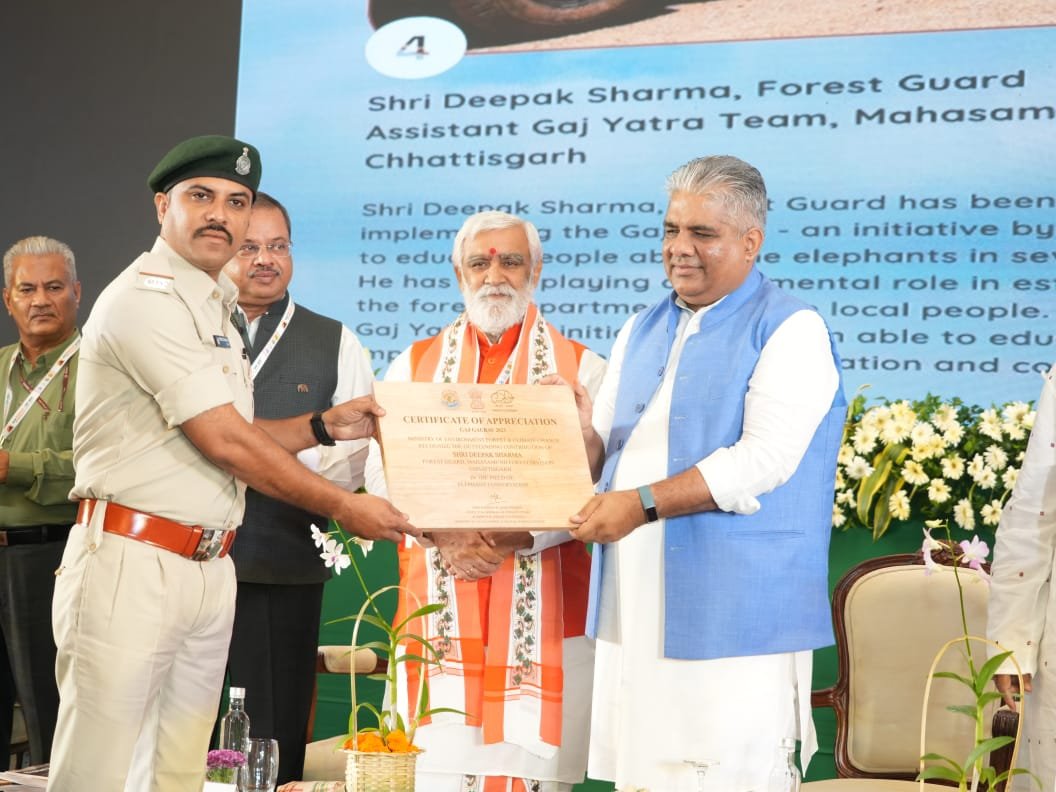 <em>शक्ति की शान- दीपक, राष्ट्रीय स्तर के गज गौरव अवॉर्ड से दिग्गज हस्तियों के हाथों सम्मानित हुए शक्ति के माटी पुत्र वनरक्षक दीपक शर्मा,भाजयुमो मंडल अध्यक्ष गौतम शर्मा के ज्येष्ठ भ्राता है दीपक, 12 अगस्त को भुवनेश्वर में आयोजित कार्यक्रम में हुआ दीपक का सम्मान, 70000 लोगों को किया जागरूक</em> kshititech