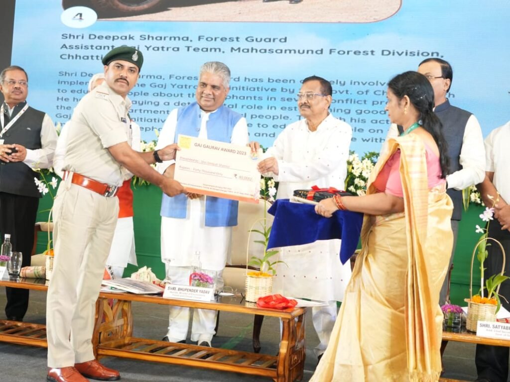 <em>शक्ति की शान- दीपक, राष्ट्रीय स्तर के गज गौरव अवॉर्ड से दिग्गज हस्तियों के हाथों सम्मानित हुए शक्ति के माटी पुत्र वनरक्षक दीपक शर्मा,भाजयुमो मंडल अध्यक्ष गौतम शर्मा के ज्येष्ठ भ्राता है दीपक, 12 अगस्त को भुवनेश्वर में आयोजित कार्यक्रम में हुआ दीपक का सम्मान, 70000 लोगों को किया जागरूक</em> kshititech