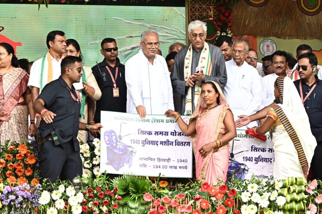 <em>भरोसा और मजबूत कर गए खड़गे,खड़गे के स्वागत में जाज्वल्य देव की नगरी में उमड़ा जन सैलाब, हजारों की संख्या में पहुंचे लोग,मुख्यमंत्री ने दी जिले को अभूतपूर्व सौगात, मोहब्बतें बच्ची ने बनाई खड़गे की पेंटिंग, बघेल ने कहा-- हमारी सरकार में भ्रष्टाचार- कमीशनखोरी का नहीं है बोलबाला, जिला प्रभारी अर्जुन तिवारी का जन्मदिन मना सर्किट हाउस में</em> <em>भरोसा और मजबूत कर गए खड़गे,खड़गे के स्वागत में जाज्वल्य देव की नगरी में उमड़ा जन सैलाब, हजारों की संख्या में पहुंचे लोग,मुख्यमंत्री ने दी जिले को अभूतपूर्व सौगात, मोहब्बतें बच्ची ने बनाई खड़गे की पेंटिंग, बघेल ने कहा-- हमारी सरकार में भ्रष्टाचार- कमीशनखोरी का नहीं है बोलबाला, जिला प्रभारी अर्जुन तिवारी का जन्मदिन मना सर्किट हाउस में</em> kshititech