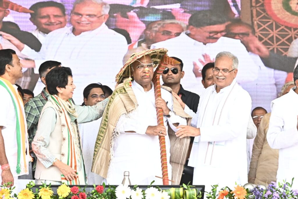 <em>भरोसा और मजबूत कर गए खड़गे,खड़गे के स्वागत में जाज्वल्य देव की नगरी में उमड़ा जन सैलाब, हजारों की संख्या में पहुंचे लोग,मुख्यमंत्री ने दी जिले को अभूतपूर्व सौगात, मोहब्बतें बच्ची ने बनाई खड़गे की पेंटिंग, बघेल ने कहा-- हमारी सरकार में भ्रष्टाचार- कमीशनखोरी का नहीं है बोलबाला, जिला प्रभारी अर्जुन तिवारी का जन्मदिन मना सर्किट हाउस में</em> <em>भरोसा और मजबूत कर गए खड़गे,खड़गे के स्वागत में जाज्वल्य देव की नगरी में उमड़ा जन सैलाब, हजारों की संख्या में पहुंचे लोग,मुख्यमंत्री ने दी जिले को अभूतपूर्व सौगात, मोहब्बतें बच्ची ने बनाई खड़गे की पेंटिंग, बघेल ने कहा-- हमारी सरकार में भ्रष्टाचार- कमीशनखोरी का नहीं है बोलबाला, जिला प्रभारी अर्जुन तिवारी का जन्मदिन मना सर्किट हाउस में</em> kshititech