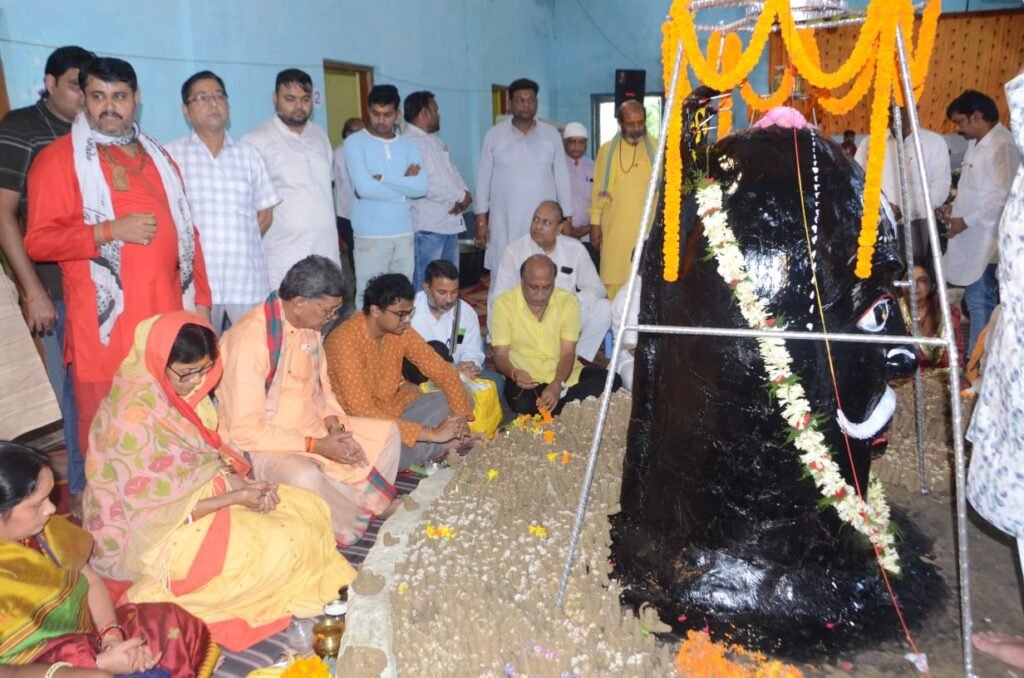 विधानसभा अध्यक्ष महंत ने लगाया भोलेनाथ का जयकारा--<em>महंत दंपत्ति पहुंचे भोले बाबा की आराधना में, 251000 पार्थिव शिवलिंग में रुद्राभिषेक किया महंत जी ने,विद्वान पंडित पंकज उमर्लिया के मार्गदर्शन में आयोजित था कार्यक्रम, सामुदायिक भवन में उमड़ा शिव भक्तों का सैला</em> विधानसभा अध्यक्ष महंत ने लगाया भोलेनाथ का जयकारा--<em>महंत दंपत्ति पहुंचे भोले बाबा की आराधना में, 251000 पार्थिव शिवलिंग में रुद्राभिषेक किया महंत जी ने,विद्वान पंडित पंकज उमर्लिया के मार्गदर्शन में आयोजित था कार्यक्रम, सामुदायिक भवन में उमड़ा शिव भक्तों का सैला</em> kshititech