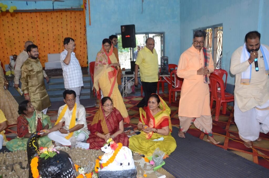 विधानसभा अध्यक्ष महंत ने लगाया भोलेनाथ का जयकारा--<em>महंत दंपत्ति पहुंचे भोले बाबा की आराधना में, 251000 पार्थिव शिवलिंग में रुद्राभिषेक किया महंत जी ने,विद्वान पंडित पंकज उमर्लिया के मार्गदर्शन में आयोजित था कार्यक्रम, सामुदायिक भवन में उमड़ा शिव भक्तों का सैला</em> विधानसभा अध्यक्ष महंत ने लगाया भोलेनाथ का जयकारा--<em>महंत दंपत्ति पहुंचे भोले बाबा की आराधना में, 251000 पार्थिव शिवलिंग में रुद्राभिषेक किया महंत जी ने,विद्वान पंडित पंकज उमर्लिया के मार्गदर्शन में आयोजित था कार्यक्रम, सामुदायिक भवन में उमड़ा शिव भक्तों का सैला</em> kshititech