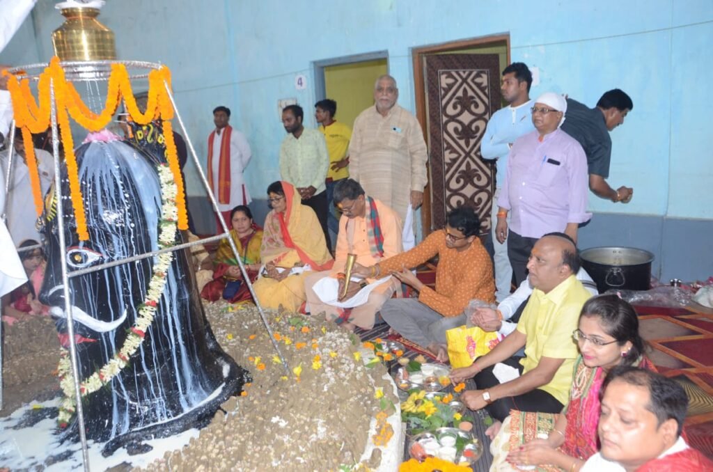 विधानसभा अध्यक्ष महंत ने लगाया भोलेनाथ का जयकारा--<em>महंत दंपत्ति पहुंचे भोले बाबा की आराधना में, 251000 पार्थिव शिवलिंग में रुद्राभिषेक किया महंत जी ने,विद्वान पंडित पंकज उमर्लिया के मार्गदर्शन में आयोजित था कार्यक्रम, सामुदायिक भवन में उमड़ा शिव भक्तों का सैला</em> विधानसभा अध्यक्ष महंत ने लगाया भोलेनाथ का जयकारा--<em>महंत दंपत्ति पहुंचे भोले बाबा की आराधना में, 251000 पार्थिव शिवलिंग में रुद्राभिषेक किया महंत जी ने,विद्वान पंडित पंकज उमर्लिया के मार्गदर्शन में आयोजित था कार्यक्रम, सामुदायिक भवन में उमड़ा शिव भक्तों का सैला</em> kshititech