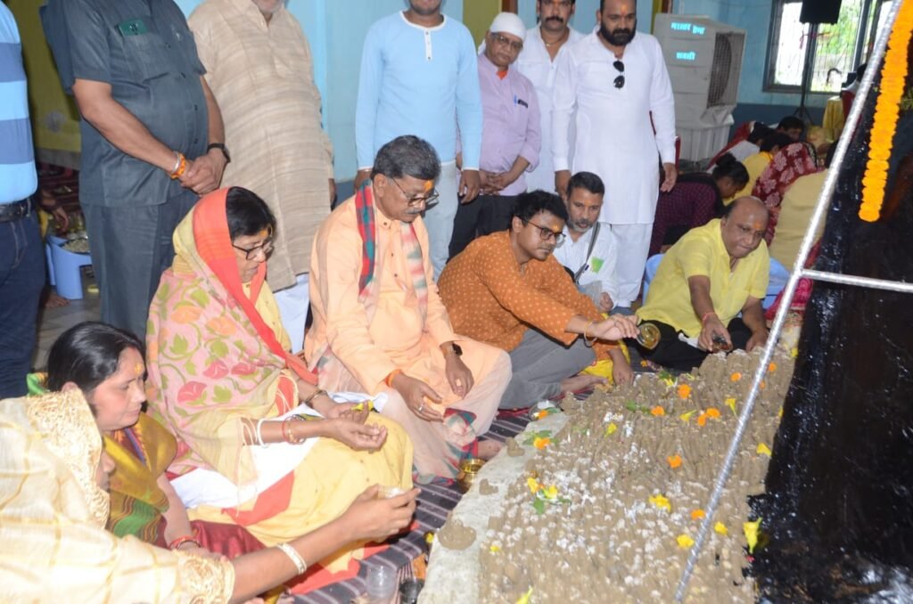 विधानसभा अध्यक्ष महंत ने लगाया भोलेनाथ का जयकारा--<em>महंत दंपत्ति पहुंचे भोले बाबा की आराधना में, 251000 पार्थिव शिवलिंग में रुद्राभिषेक किया महंत जी ने,विद्वान पंडित पंकज उमर्लिया के मार्गदर्शन में आयोजित था कार्यक्रम, सामुदायिक भवन में उमड़ा शिव भक्तों का सैला</em> विधानसभा अध्यक्ष महंत ने लगाया भोलेनाथ का जयकारा--<em>महंत दंपत्ति पहुंचे भोले बाबा की आराधना में, 251000 पार्थिव शिवलिंग में रुद्राभिषेक किया महंत जी ने,विद्वान पंडित पंकज उमर्लिया के मार्गदर्शन में आयोजित था कार्यक्रम, सामुदायिक भवन में उमड़ा शिव भक्तों का सैला</em> kshititech