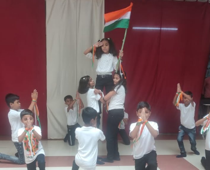 <em>संस्कार बना रहा बच्चों को संस्कारिक--शक्ति के संस्कार पब्लिक स्कूल में हर्षोल्लास के साथ हुआ स्वतंत्रता दिवस का कार्यक्रम, मुख्य अतिथि द्वारकानाथ स्वर्णकार एवं सचिव प्रकाश चंद्र अग्रवाल की मौजूदगी में बच्चों ने दी सुंदर प्रस्तुतियां, जिले का सीबीएसई माध्यम का सर्वश्रेष्ठ विद्यालय है संस्कार पब्लिक स्कूल</em> kshititech