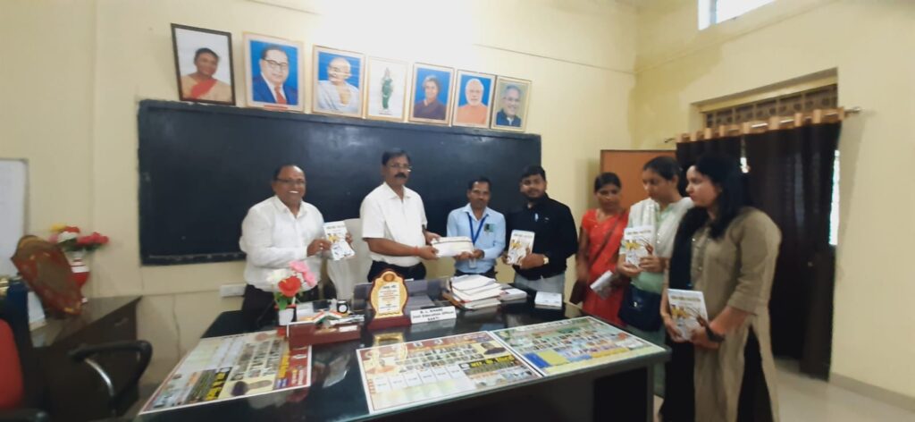 शिक्षा के साथ -साथ पर्यावरण संरक्षण को लेकर साहित्य के माध्यम से जागरूकता अभियान-- <em>पुष्पेंद्र कुमार कश्यप के संपादन में लिखी गई पर्यावरण संरक्षण पर आधारित पुस्तक का विमोचन जिला शिक्षा अधिकारी ने,पुष्पेंद्र कुमार कश्यप ने कहा-पुस्तक में 49 काव्य एवं 8 गद्य लेखन का है समावेश, प्रदेश स्तर पर राज्यपाल से सर्वश्रेष्ठ शिक्षक का सम्मान मिल चुका है कश्यप को</em> शिक्षा के साथ -साथ पर्यावरण संरक्षण को लेकर साहित्य के माध्यम से जागरूकता अभियान-- <em>पुष्पेंद्र कुमार कश्यप के संपादन में लिखी गई पर्यावरण संरक्षण पर आधारित पुस्तक का विमोचन जिला शिक्षा अधिकारी ने,पुष्पेंद्र कुमार कश्यप ने कहा-पुस्तक में 49 काव्य एवं 8 गद्य लेखन का है समावेश, प्रदेश स्तर पर राज्यपाल से सर्वश्रेष्ठ शिक्षक का सम्मान मिल चुका है कश्यप को</em> kshititech