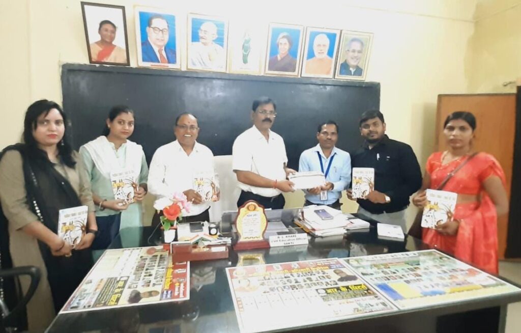 शिक्षा के साथ -साथ पर्यावरण संरक्षण को लेकर साहित्य के माध्यम से जागरूकता अभियान-- <em>पुष्पेंद्र कुमार कश्यप के संपादन में लिखी गई पर्यावरण संरक्षण पर आधारित पुस्तक का विमोचन जिला शिक्षा अधिकारी ने,पुष्पेंद्र कुमार कश्यप ने कहा-पुस्तक में 49 काव्य एवं 8 गद्य लेखन का है समावेश, प्रदेश स्तर पर राज्यपाल से सर्वश्रेष्ठ शिक्षक का सम्मान मिल चुका है कश्यप को</em> शिक्षा के साथ -साथ पर्यावरण संरक्षण को लेकर साहित्य के माध्यम से जागरूकता अभियान-- <em>पुष्पेंद्र कुमार कश्यप के संपादन में लिखी गई पर्यावरण संरक्षण पर आधारित पुस्तक का विमोचन जिला शिक्षा अधिकारी ने,पुष्पेंद्र कुमार कश्यप ने कहा-पुस्तक में 49 काव्य एवं 8 गद्य लेखन का है समावेश, प्रदेश स्तर पर राज्यपाल से सर्वश्रेष्ठ शिक्षक का सम्मान मिल चुका है कश्यप को</em> kshititech