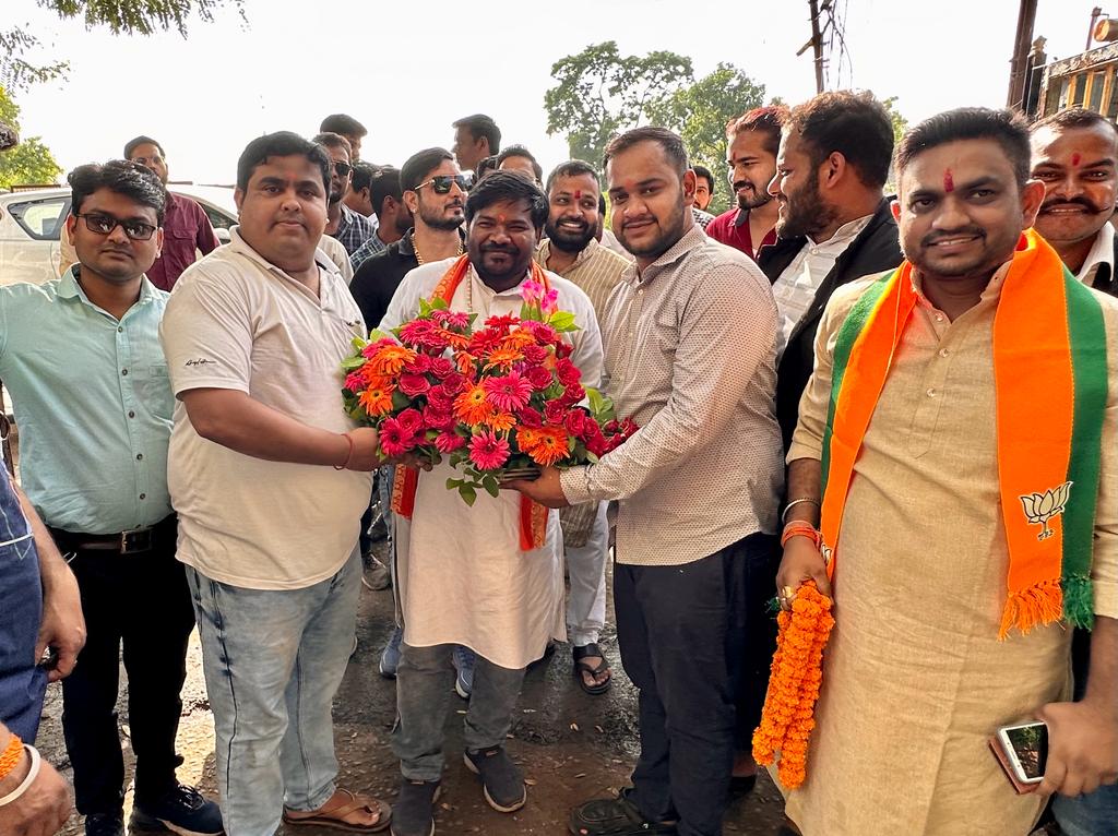 <em>BJYM अध्यक्ष रवि भगत के शक्ति आगमन पर हुआ जोरदार स्वागत, कार्यकर्ताओं ने बैंड बाजे आतिशबाजी के साथ फूलों से लाद दिया अपने लाडले अध्यक्ष को, जिला महामंत्री के निवास भी पहुंचे भगत</em>, रवि भगत ने कहा-- युवा मोर्चा ही पलटेगा बघेल की सत्ता, फिर से लौटेगी भाजपा छत्तीसगढ़ में <em>BJYM अध्यक्ष रवि भगत के शक्ति आगमन पर हुआ जोरदार स्वागत, कार्यकर्ताओं ने बैंड बाजे आतिशबाजी के साथ फूलों से लाद दिया अपने लाडले अध्यक्ष को, जिला महामंत्री के निवास भी पहुंचे भगत</em>, रवि भगत ने कहा-- युवा मोर्चा ही पलटेगा बघेल की सत्ता, फिर से लौटेगी भाजपा छत्तीसगढ़ में kshititech