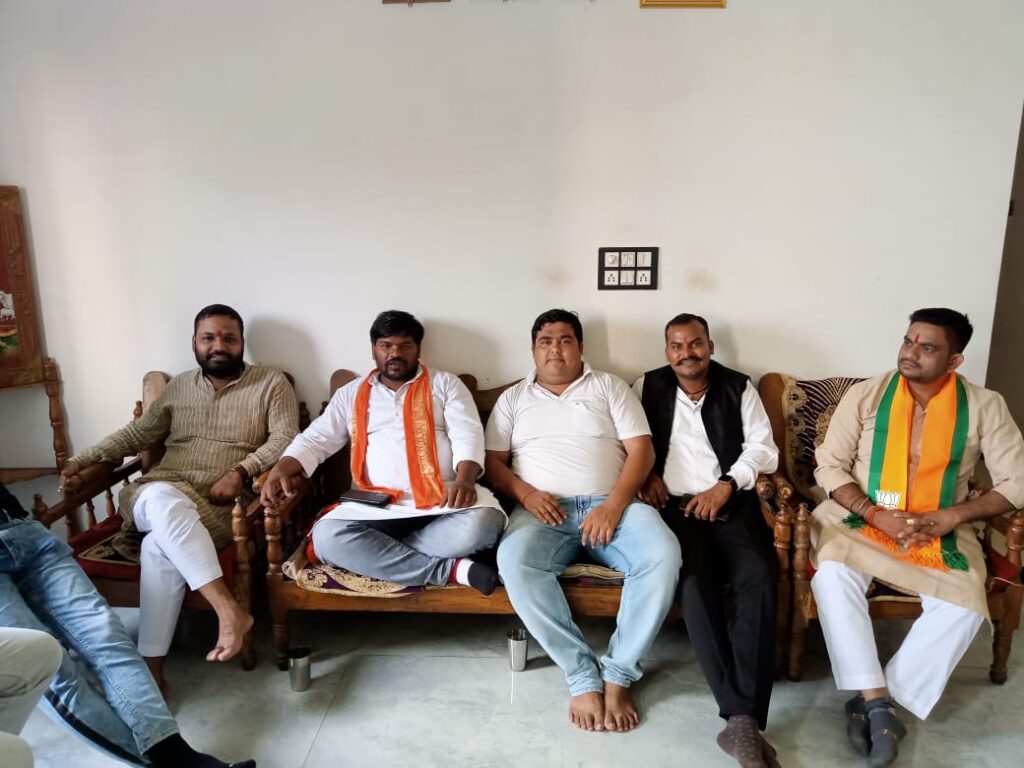 <em>BJYM अध्यक्ष रवि भगत के शक्ति आगमन पर हुआ जोरदार स्वागत, कार्यकर्ताओं ने बैंड बाजे आतिशबाजी के साथ फूलों से लाद दिया अपने लाडले अध्यक्ष को, जिला महामंत्री के निवास भी पहुंचे भगत</em>, रवि भगत ने कहा-- युवा मोर्चा ही पलटेगा बघेल की सत्ता, फिर से लौटेगी भाजपा छत्तीसगढ़ में <em>BJYM अध्यक्ष रवि भगत के शक्ति आगमन पर हुआ जोरदार स्वागत, कार्यकर्ताओं ने बैंड बाजे आतिशबाजी के साथ फूलों से लाद दिया अपने लाडले अध्यक्ष को, जिला महामंत्री के निवास भी पहुंचे भगत</em>, रवि भगत ने कहा-- युवा मोर्चा ही पलटेगा बघेल की सत्ता, फिर से लौटेगी भाजपा छत्तीसगढ़ में kshititech