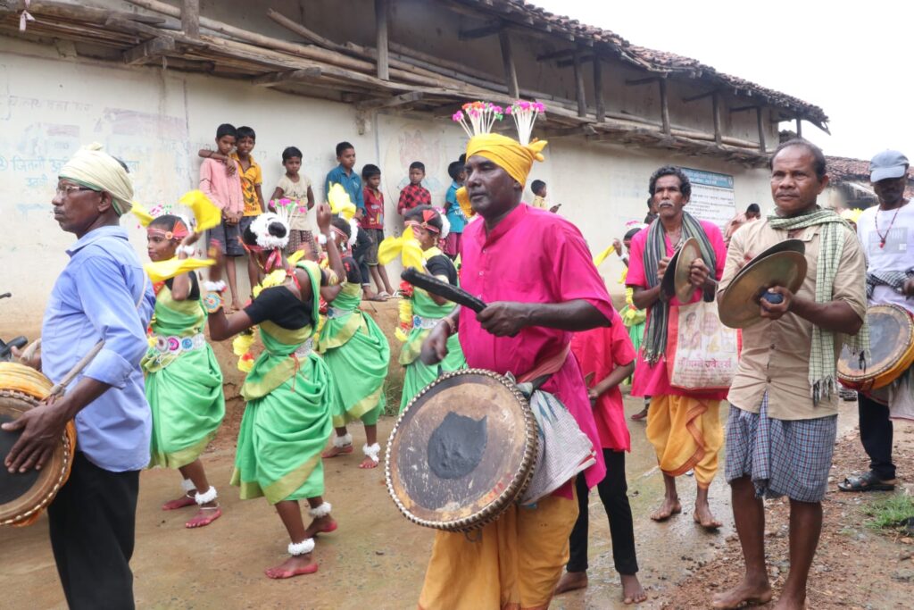 <em>मतदान जागरूकता को लेकर अनोखी अनुकरणीय पहल--खरसिया विधानसभा क्षेत्र के गोरपार में 20 अगस्त को सुवा नृत्य,कर्मा नृत्य,गेड़ी नृत्य के साथ मतदाताओं को जागरूक करने प्रशासन ने किया रोड शो, खरसिया तहसीलदार शिवकुमार डनसेना ने कहा- निर्वाचन आयोग के निर्देशानुसार शत प्रतिशत मतदान हेतु ली गई शपथ</em> <em>मतदान जागरूकता को लेकर अनोखी अनुकरणीय पहल--खरसिया विधानसभा क्षेत्र के गोरपार में 20 अगस्त को सुवा नृत्य,कर्मा नृत्य,गेड़ी नृत्य के साथ मतदाताओं को जागरूक करने प्रशासन ने किया रोड शो, खरसिया तहसीलदार शिवकुमार डनसेना ने कहा- निर्वाचन आयोग के निर्देशानुसार शत प्रतिशत मतदान हेतु ली गई शपथ</em> kshititech