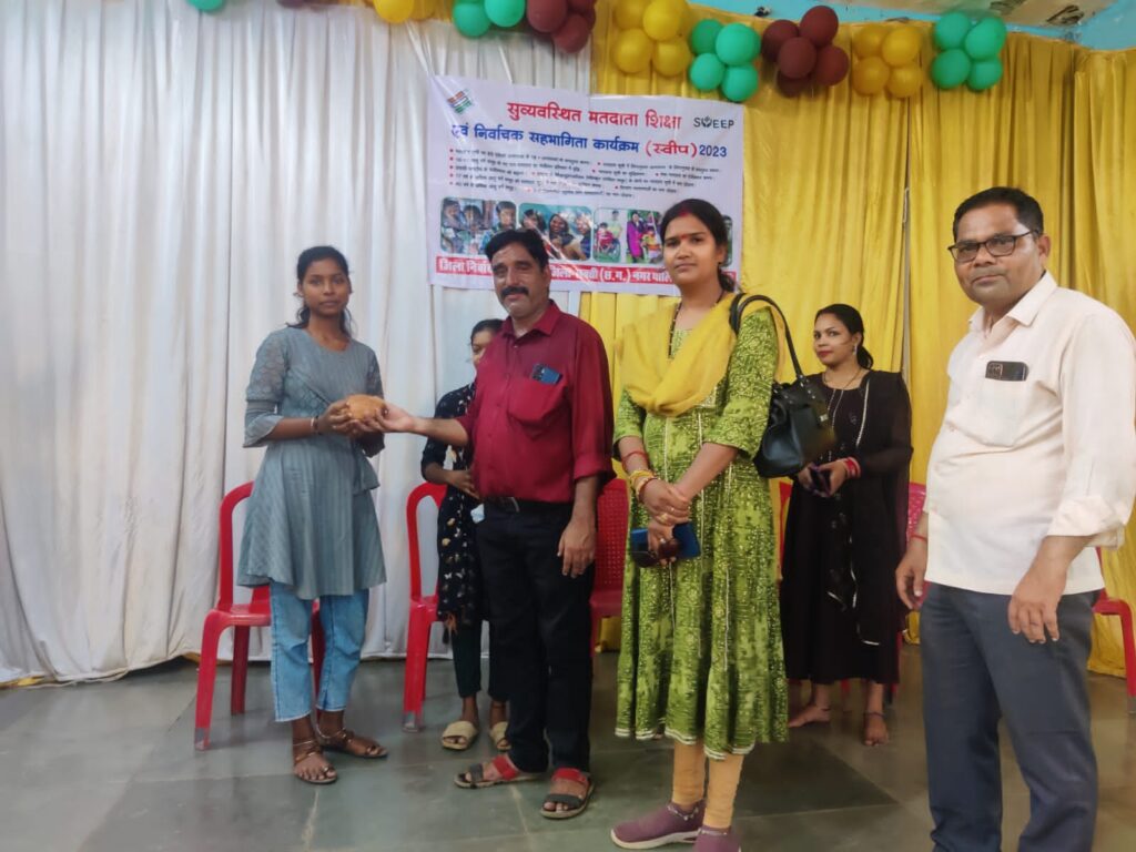 सारा काम छोड़े ,वोट जरूर डालें-- <em>शक्ति में मतदान जागरूकता को लेकर बनी ऐतिहासिक मानव श्रृंखला, स्कूली बच्चों एवं स्वच्छता दीदियों ने गौरव पथ मार्ग पर दिया बड़ा संदेश, स्वीप कार्यक्रम के तहत शहर में हुआ बड़ा अभियान, शक्ति तहसीलदार एवं नगर पालिका सीएमओ भी रहे मौजूद</em>, सामुदायिक भवन में सुव्यवस्थित मतदाता शिक्षा कार्यक्रम हुआ संपन्न सारा काम छोड़े ,वोट जरूर डालें-- <em>शक्ति में मतदान जागरूकता को लेकर बनी ऐतिहासिक मानव श्रृंखला, स्कूली बच्चों एवं स्वच्छता दीदियों ने गौरव पथ मार्ग पर दिया बड़ा संदेश, स्वीप कार्यक्रम के तहत शहर में हुआ बड़ा अभियान, शक्ति तहसीलदार एवं नगर पालिका सीएमओ भी रहे मौजूद</em>, सामुदायिक भवन में सुव्यवस्थित मतदाता शिक्षा कार्यक्रम हुआ संपन्न kshititech